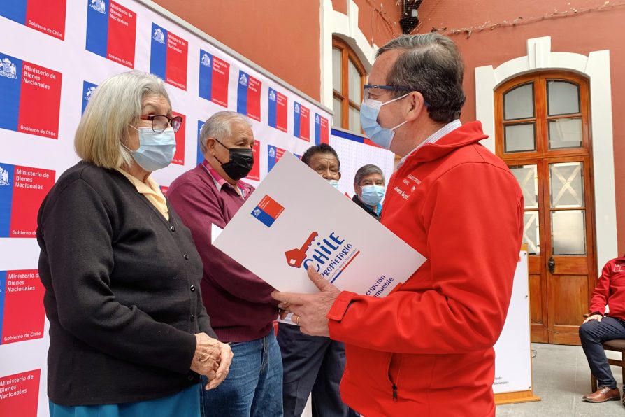 Entregan títulos de dominio a 20 familias de la región