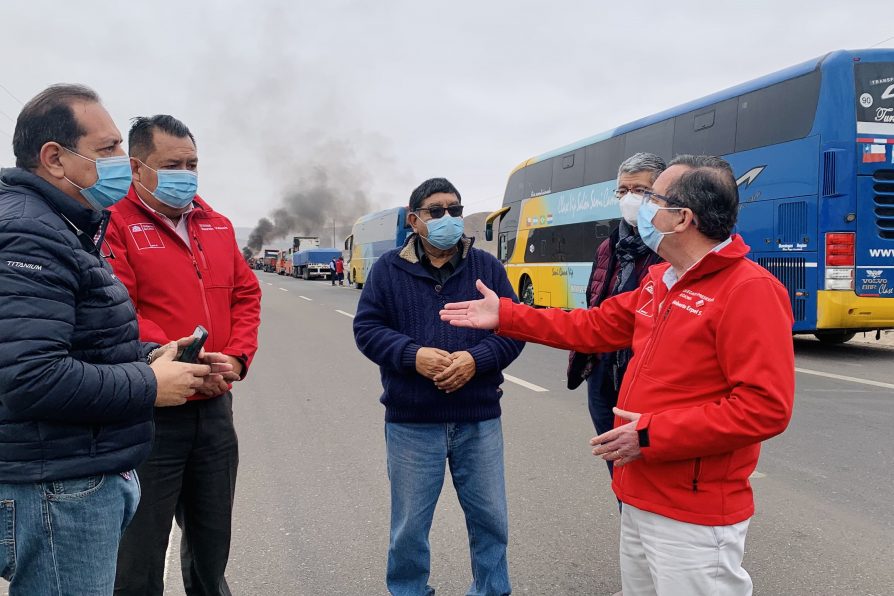 Gremio de microbuses depone movilizaciones tras conversación con ministra de Transportes