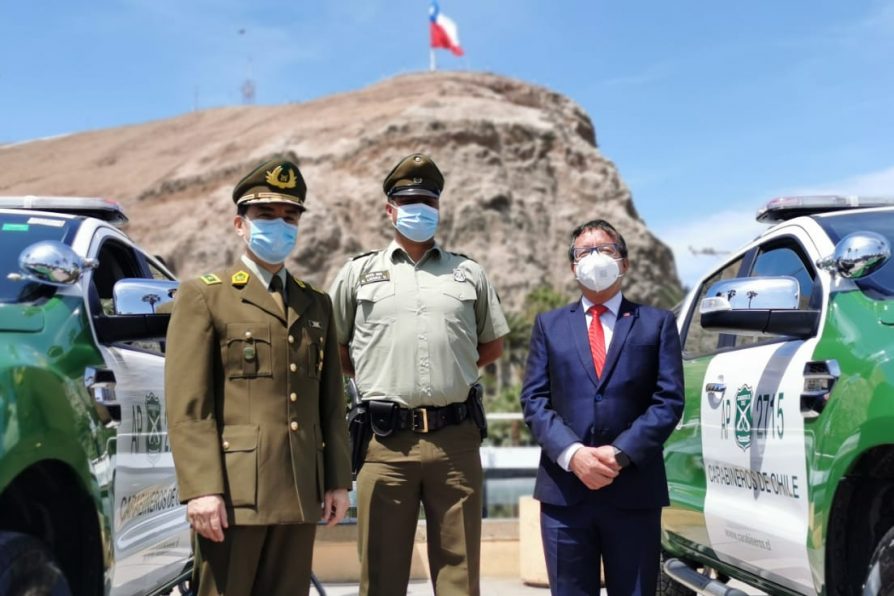 Carabineros recibe cuatro camionetas que apoyarán servicios en frontera