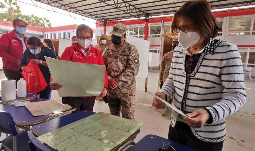 Autoridades visitan centro de votación para el plebiscito del domingo