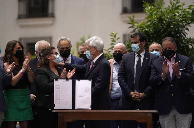 Ley Juan Barrios: Presidente promulga aumento de penas por ataques incendiarios